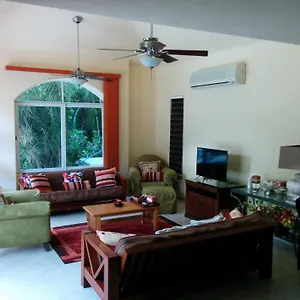 Casa Beard, Spacious With High Speed Wifi & Pool. Holiday home